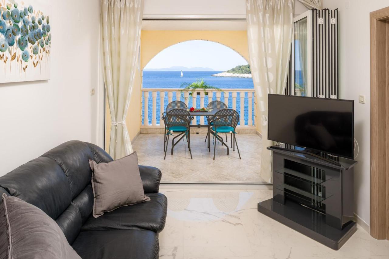 Luxury Bellavista Amazing Sea Holidays With Private Beach & Parking Milna Kültér fotó