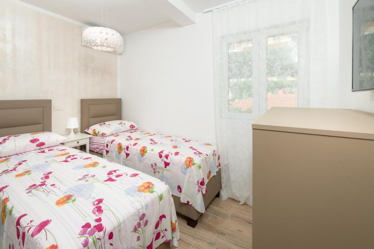 Luxury Bellavista Amazing Sea Holidays With Private Beach & Parking Milna Kültér fotó