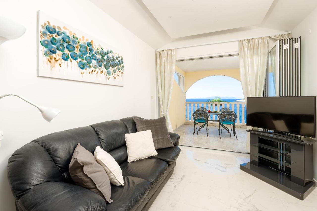 Luxury Bellavista Amazing Sea Holidays With Private Beach & Parking Milna Kültér fotó