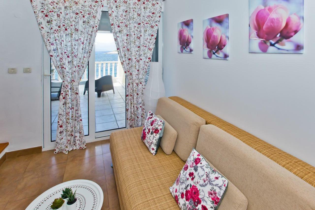 Luxury Bellavista Amazing Sea Holidays With Private Beach & Parking Milna Kültér fotó